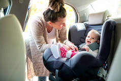 可爱的婴儿在婴儿汽车座椅完美设计, 以满足一个小孩的需求 