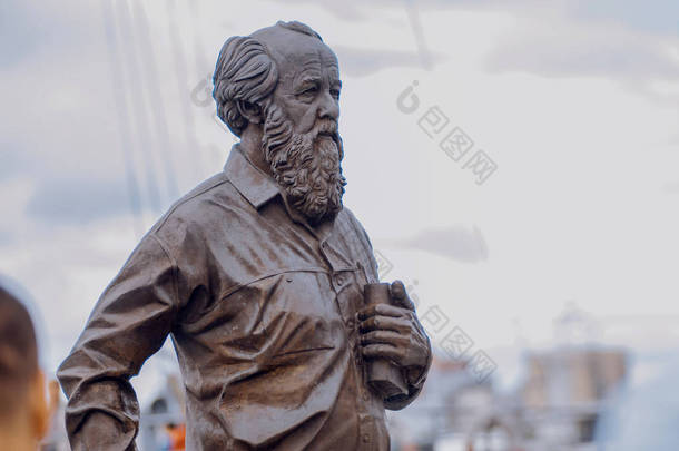 俄罗斯符拉迪沃斯托克-2018年8月17日: 俄罗斯<strong>海参</strong>崴 Korabelnaya 路堤上的索尔仁尼琴纪念碑