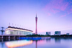 现代化的高楼大厦和广州塔附近河