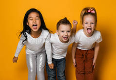 一群不同种族的有趣的孩子在摄像机前展示他们的舌头.