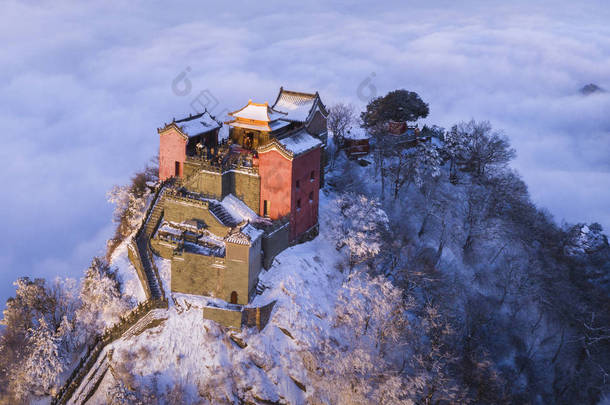 天津市太和宫景观, 又名金峰, 在中国中部湖北省十堰市武当山的积雪中, 2019年2月1日