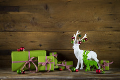 礼物与红色的驯鹿的节日圣诞节背景。
