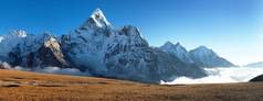 傍晚全景的芒特 Dablam 在途中登上珠穆朗玛峰基地营地, 昆布山谷, Solukhumbu, 萨加玛塔国家公园-尼泊尔