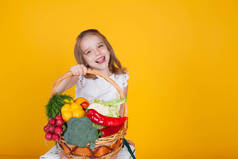 美丽的女孩与一篮子新鲜蔬菜, 萝卜, 花椰菜, 番茄辣椒