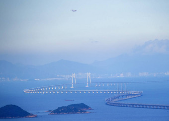 2017年8月15日, 在中国南方广东省珠海市建设的世界最长跨海大桥--港珠澳大桥鸟图图片