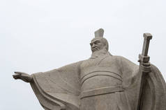 中国河南-2015 年 10 月 28 日︰ 曹 Cao(155-220) Weiwudi 广场的雕像。河南省许昌县著名的历史古迹.