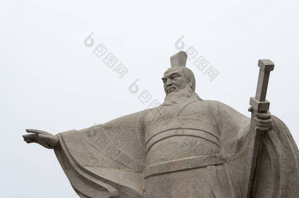 中国河南-2015 年 10 月 28 日︰ 曹 Cao(155-220) Weiwudi 广场的雕像。河南省许昌县著名的历史<strong>古迹</strong>.
