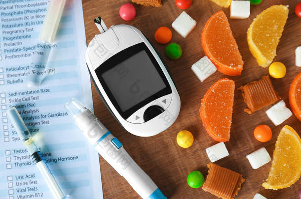 数字嘉, 注射器, <strong>柳叶</strong>刀笔和糖果在桌上。糖尿病饮食