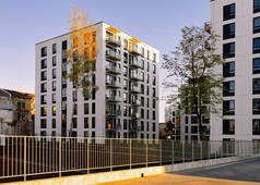 公寓楼新住宅楼综合体与户外概念。街道和背景.