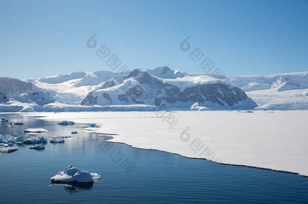 南极洲冰与海洋中的冰山