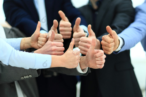 商业团队举起大拇指的特写镜头