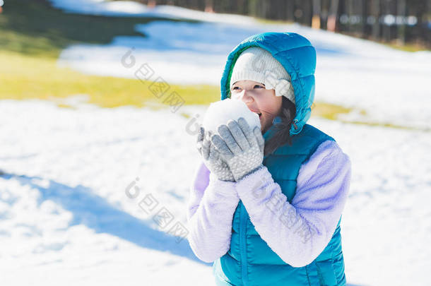 快乐的亚洲女孩在雪中户外微笑在寒冷的冬天里