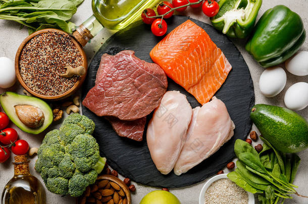 新鲜蔬菜中生肉和鱼的顶视图，生酮饮食菜单
