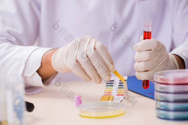 化验室的化验师用ph条检查
