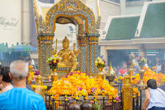 曼谷, 泰国-2018年1月27日: 湾神社在2018年1月27日。游客在湾神社 Ratchaprasong, 凯悦湾大酒店