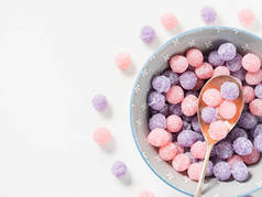 在碗里的紫色和粉色糖果
