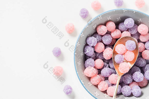 在碗里的紫色和粉色糖果