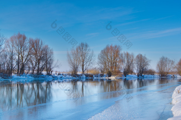 白雪皑皑的冬天河在阳光灿烂的日子