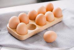 鸡蛋盒上的生鸡蛋表.