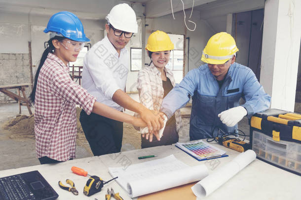 施工团队合作与施工现场工程师、工头<strong>握手</strong>.