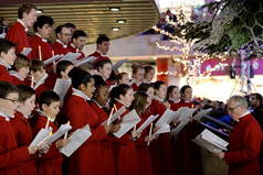 英国布里斯托尔-2014年11月7日: 布里斯托尔大教堂合唱团在卡博特马戏团购物中心表演