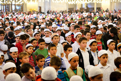 法提赫清真寺仪式的崇拜中祷告，伊斯坦布尔，土耳其居中