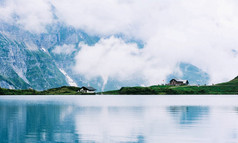在瑞士的雄伟壮观的高山湖.