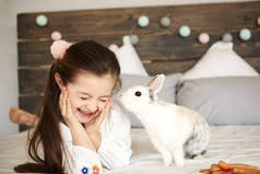 被射击的兔子亲吻快乐的女孩 