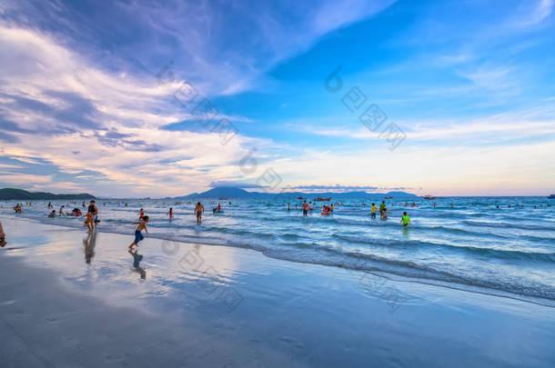 越南芽庄 - 2019年4月13日：游客游泳，探索享受海滩下午晚些时候海湾岛屿在芽庄度假，越南