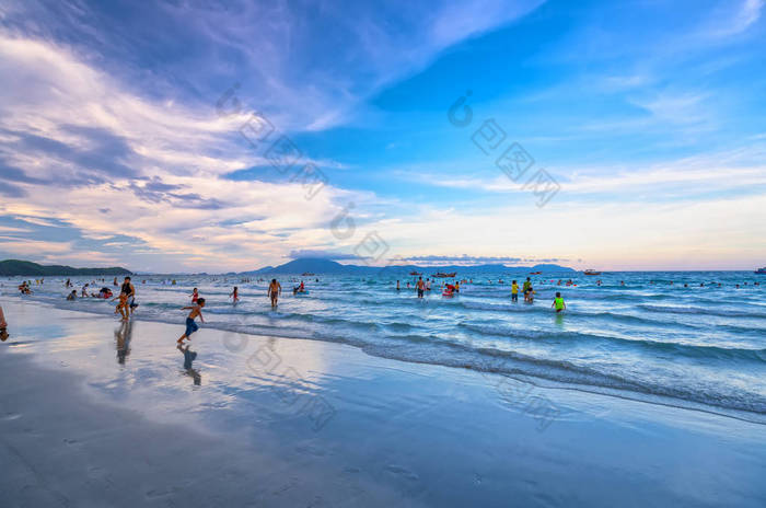 越南芽庄 - 2019年4月13日：游客游泳，探索享受海滩下午晚些时候海湾岛屿在芽庄度假，越南