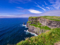在深蓝的天空下莫赫尔的爱尔兰悬崖