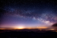 在晚上，韩国的德裕山山区山银河星系.