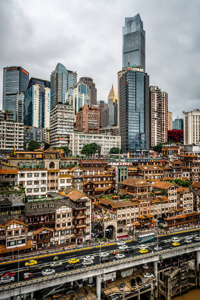 黄昏时分重庆天际线的垂直城市景观