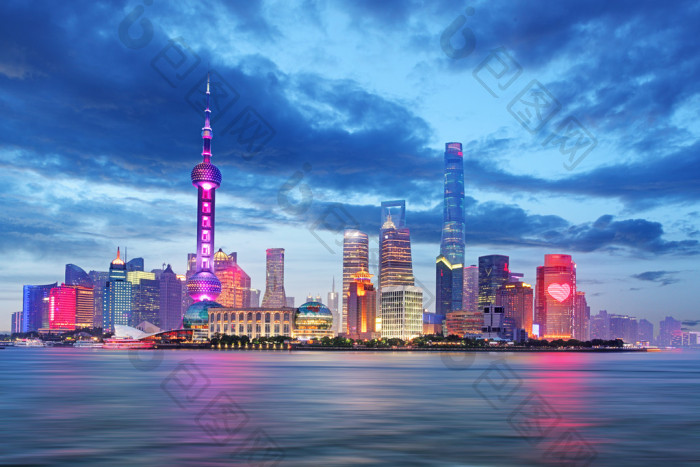 到了晚上中国上海图片-包图网企业站