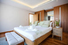 豪华的内饰设计在泳池别墅与舒适的国王的卧室床。卧室与高高凸起的天花板 