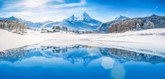 在阿尔卑斯山高山湖泊与冬季仙境
