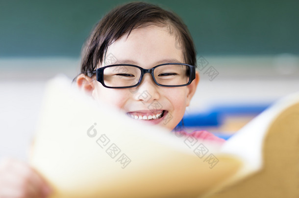 快乐的小女孩在教室里学习 