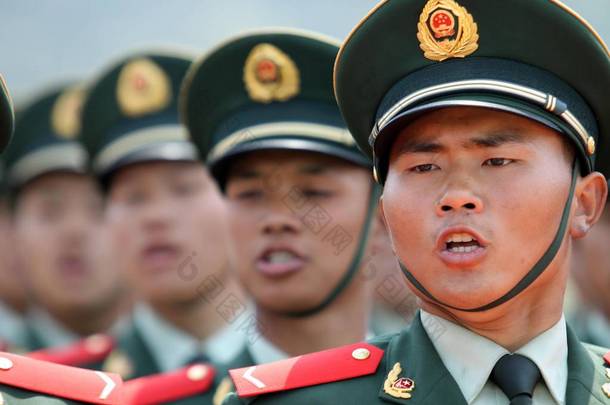2012年4月6日，中国人民武装警察部队新兵在浙江省杭州市进行军事检阅时喊出口号.