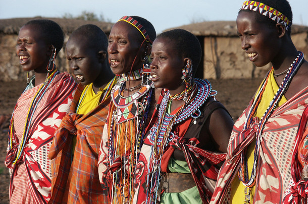 马赛马拉，肯尼亚-1 月 6 日： 马赛族<strong>传统服饰</strong>中的妇女