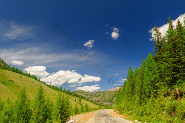 炎热的夏日<strong>风景</strong>在阿尔<strong>泰山</strong>