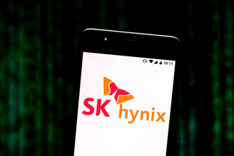 2019年8月9日，巴西。在这张照片插图中，Sk Hynix 徽标显示在智能手机上图片