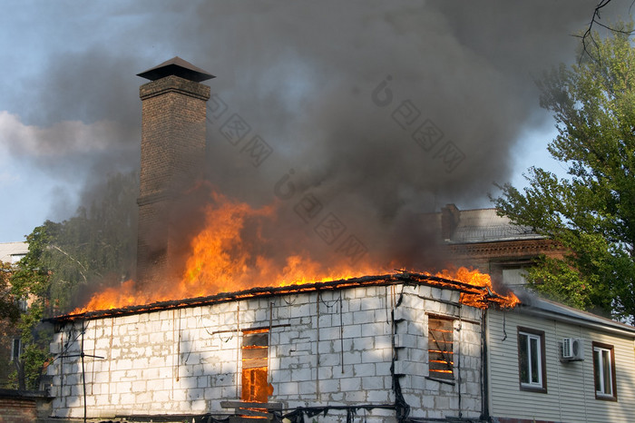 房子着火了 火灾