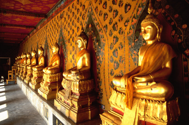 金佛像泰国寺中的行