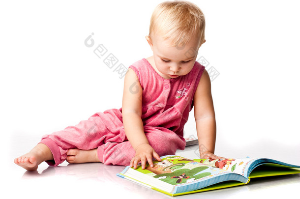 漂亮的小女孩读一<strong>本书</strong>