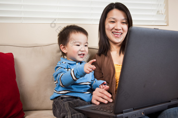 母亲和儿子用的笔记本电脑