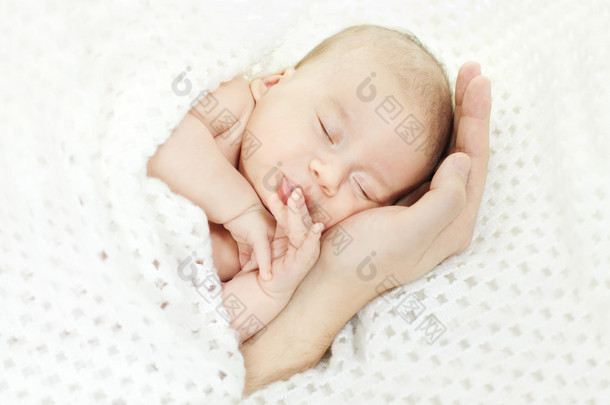 初生婴儿睡在父手上