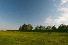 美丽的风景，在阳光明媚的春日上显示巨大的草甸和清澈的蓝天