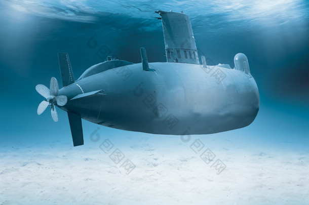 浅层水中的潜艇