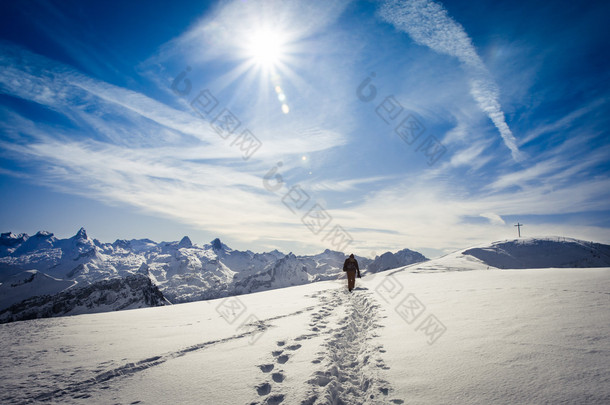 冬季在瑞士的阿尔卑斯山徒步旅行