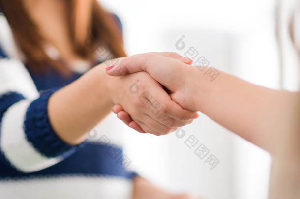 两个妇女握手